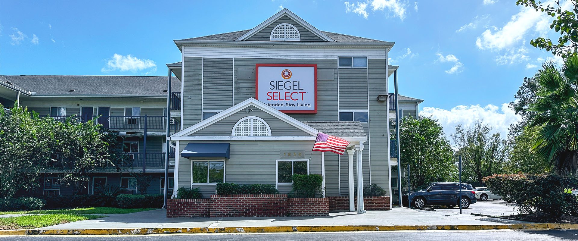 image outside the siegel select hotel in orange park of the front of the builidng