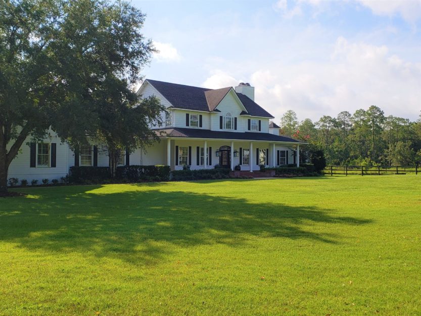 Front View of Manor at Twelve Oaks Farm